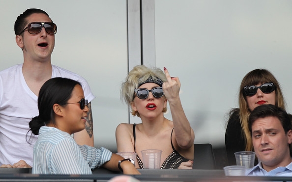 
	
	Cũng trong năm 2010, Lady Gaga đã tức tối đưa "ngón tay thối" về phía paparazzi khi những người này muốn chụp lại hình ảnh của cô đang theo dõi trận đấu bóng cùng bạn bè.